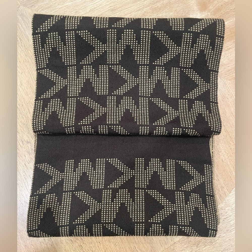 MK Infinity Scarf - Brand New without Tags.
Brown/Tan $10